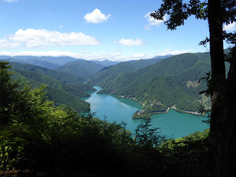 御前山からの奥多摩湖の眺め